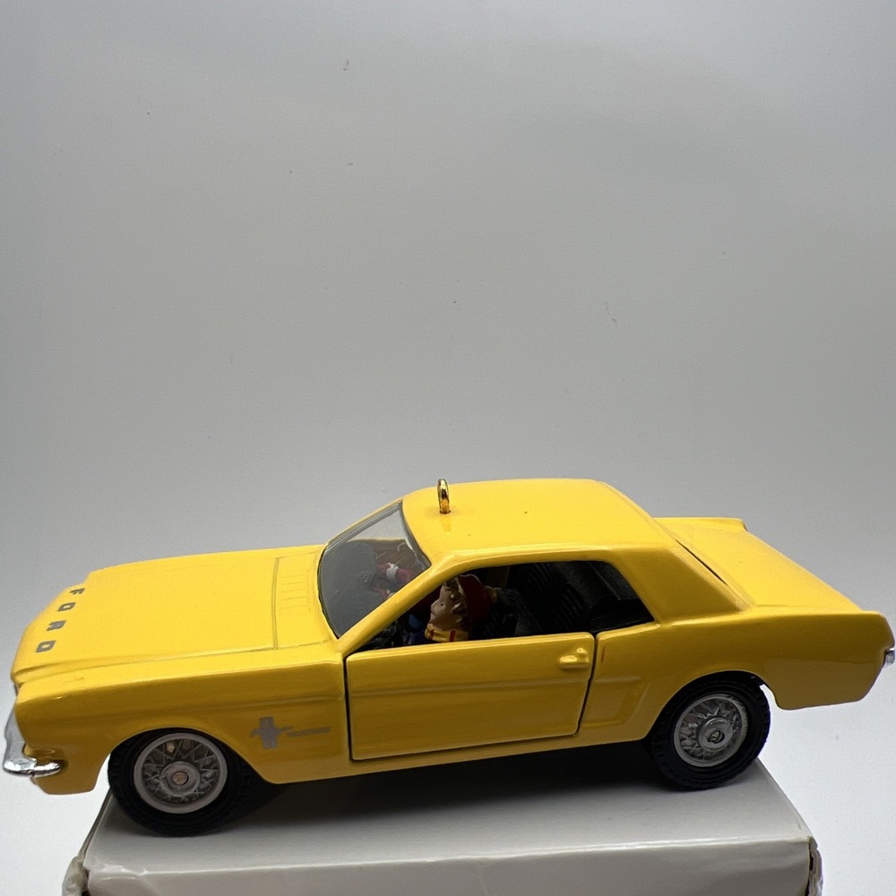 1/36 Maisto Classic Christmas Ornaments '64 Ford Mustang Vintage